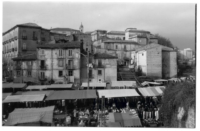 bancarelle a piazza Castello anni 70